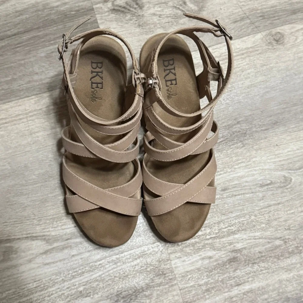 BKE Sole beautiful wedge strappy‎ sandals size 8